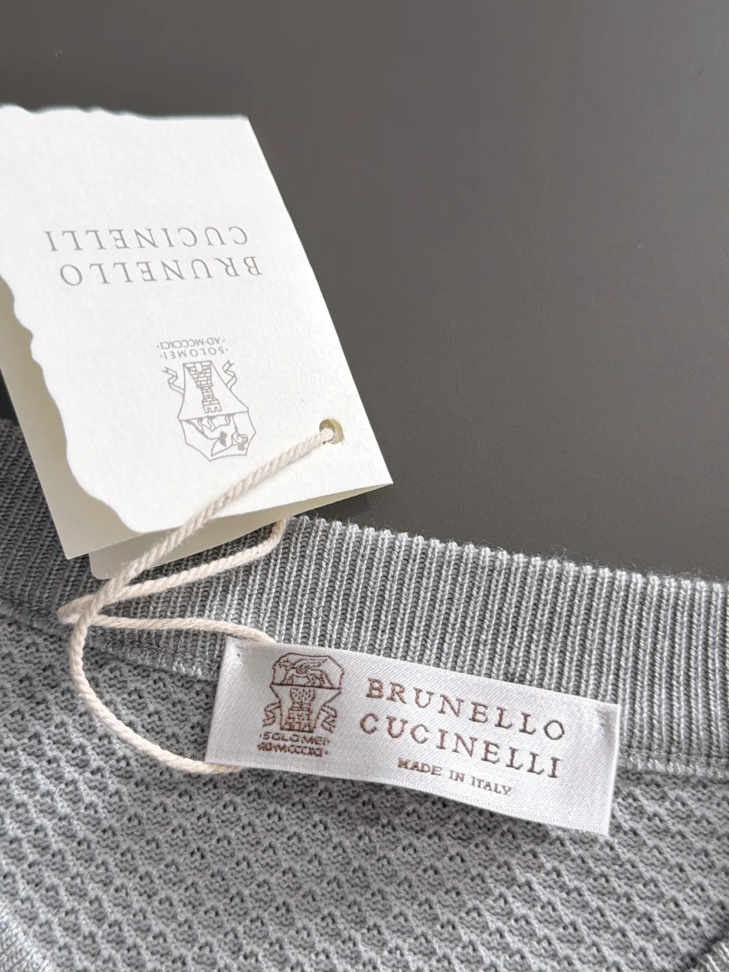 Next day shipment BC high quality-Brunello Cucineli 26ss New Arrival men's short-sleeved T-shirt. Like LP, it belongs to the same old-money style top brand. New Arrival is a top-notch brand. New Arrival Original men's casual short-sleeved. Made of combed cotton yarn knitted cotton-like fabric. Exclusive Premium custom-controlled raw materials. It feels substantial when weighed. The upper body is also more textured than ordinary T-shirts. Fashionable Versatile Hot Sale, skin-friendly and comfortable to wear, premium boutique, exquisite workmanship from Factory, great upper body, essential item for men, complete with three standards Sizes M-3XL